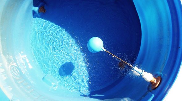 Dicas para resolver pequenos vazamentos de água 5 Vazamento na caixa d´agua Caixa de água enchendo