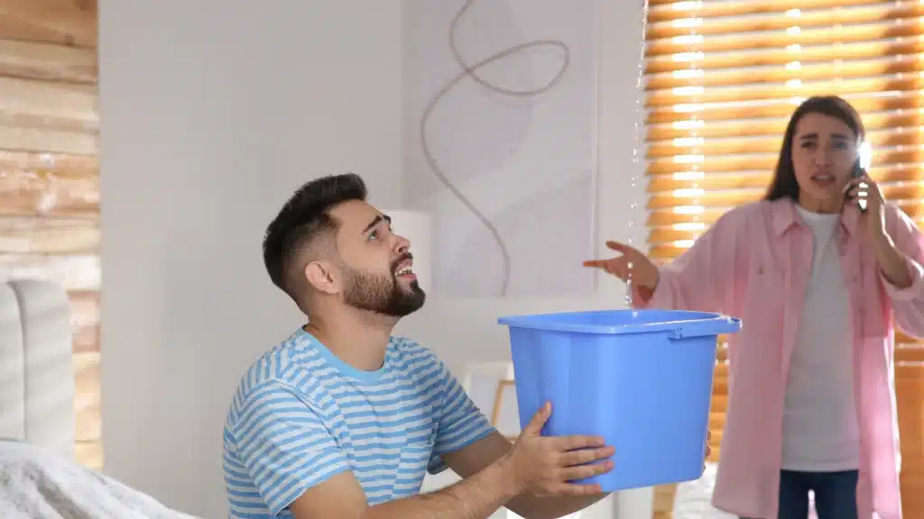 Os perigos ocultos de um vazamento no telhado: Protegendo sua casa e sua saúde 3 Os perigos de um telhado com vazamento para a sua casa Os perigos de um telhado com vazamento para a sua casa Os perigos de um telhado com vazamento para a sua casa